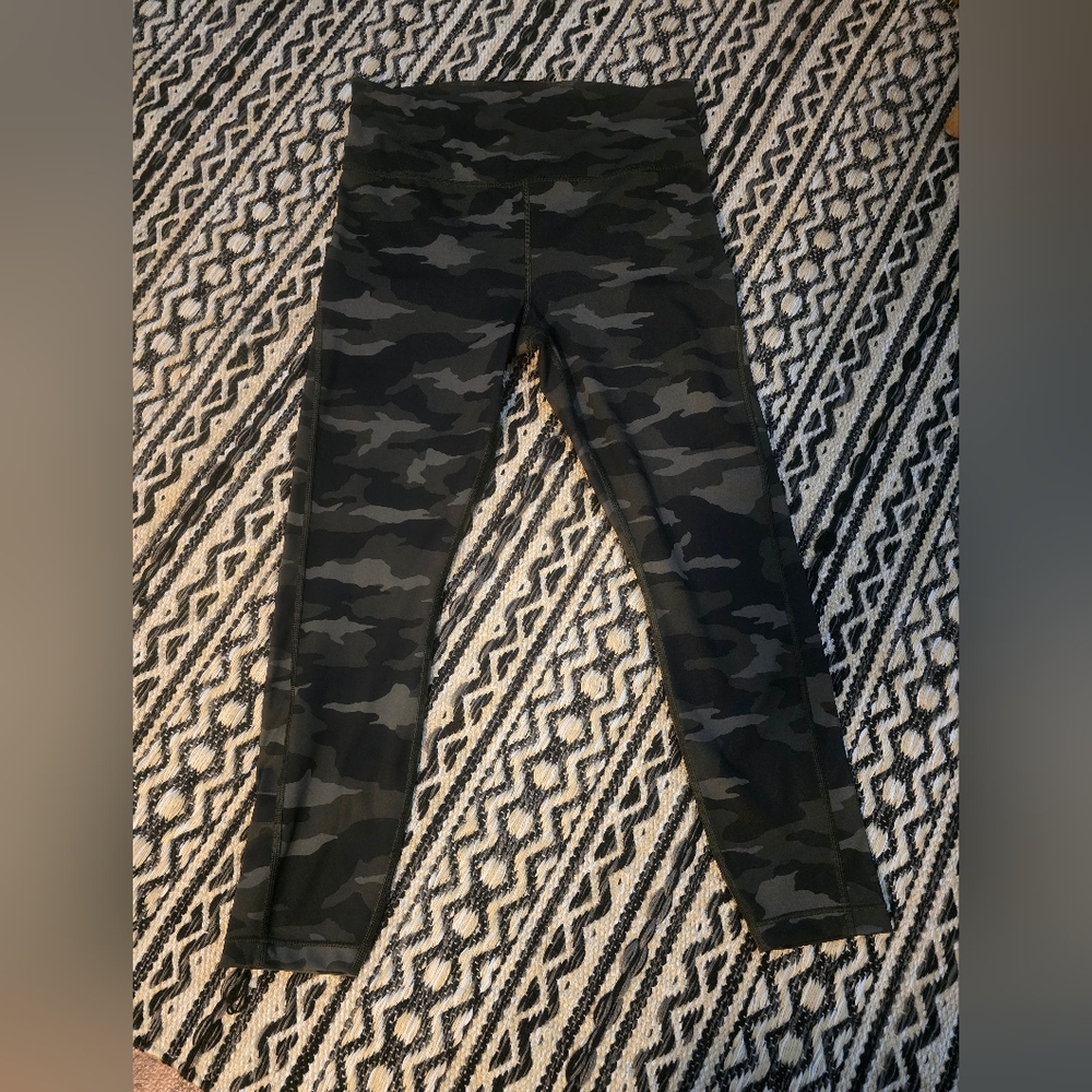 Athleta Ultimate 7/8 Tights - Camo Print, Size Medium